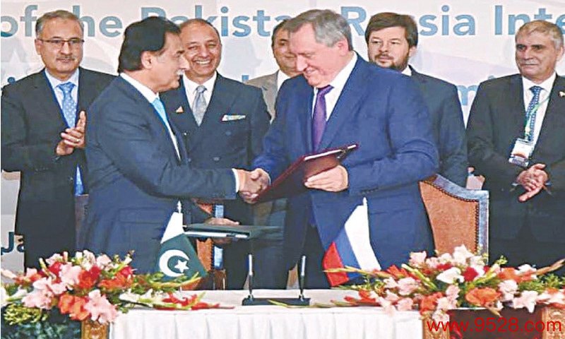 巴基斯坦经济事务部部长与俄罗斯动力部长（右）签署公约，图自《朝晨报》