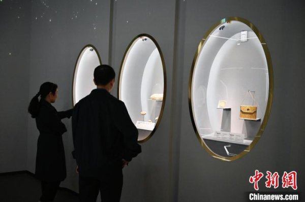 开云kaiyun中国官方网站安源摄  　　全球在成齐博物馆拍照迷恋-滚球app官网